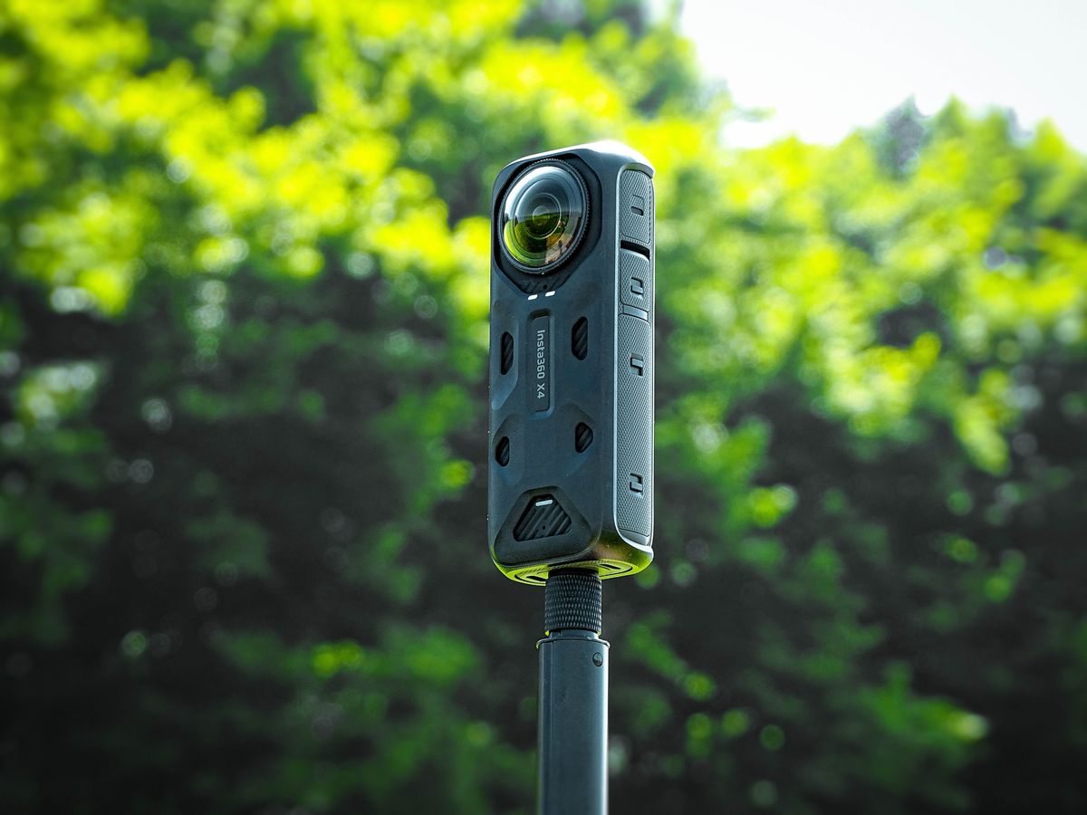 Cámara Insta360 X4 en un monopié, lista para grabar en 360 grados